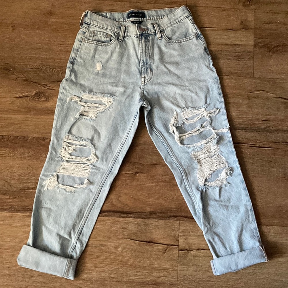 Ripped mom jeans white washed